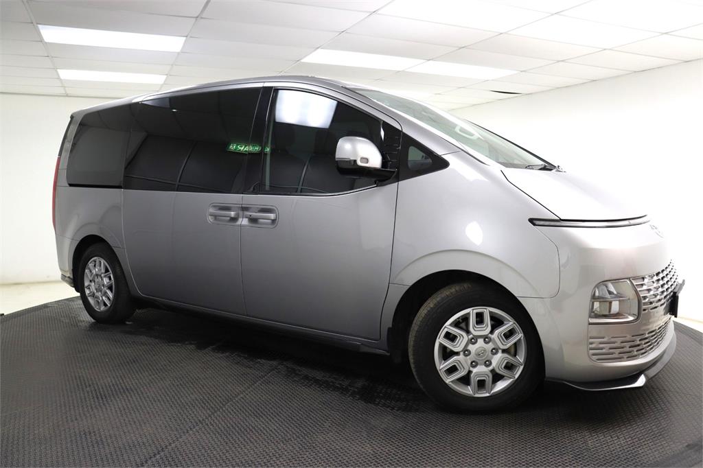 Hyundai Staria 2.2D Lite (Silver) - 2023