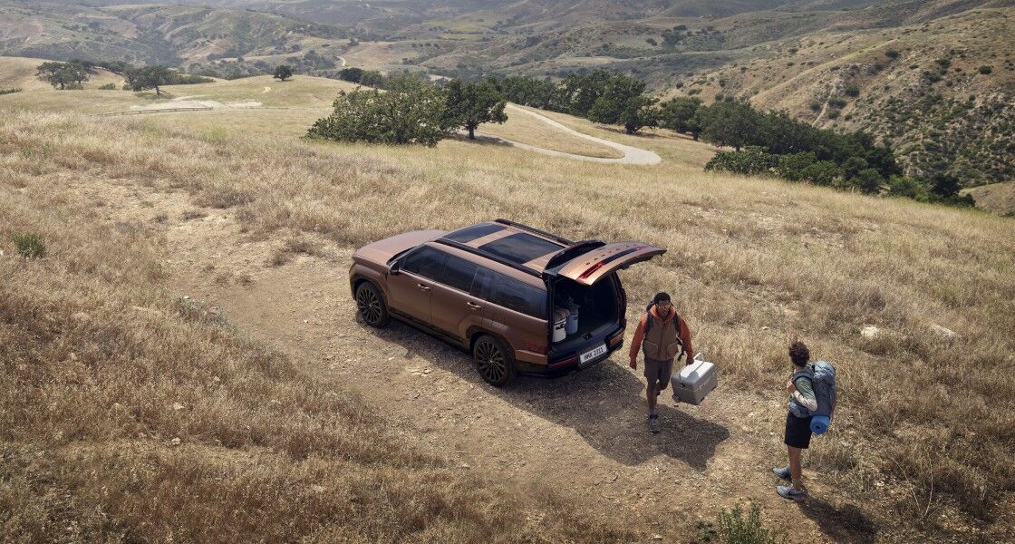 SANTA FE rear right quarter view with man in yellow shirts