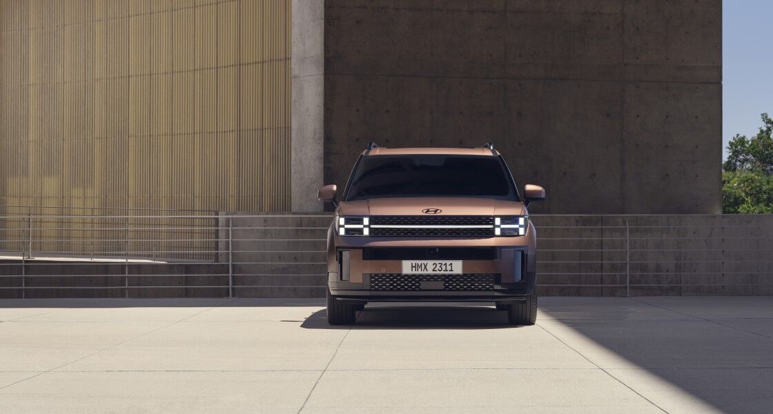 SANTA FE left  side view with man in white shirts